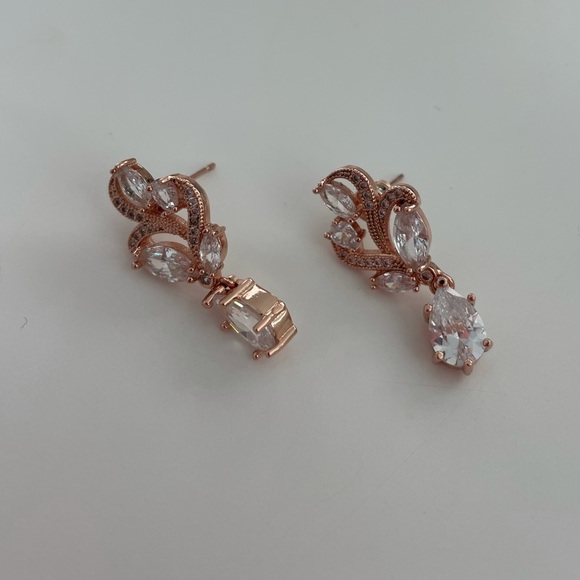 Rose gold dangle fashion earrings - Picture 3 of 5